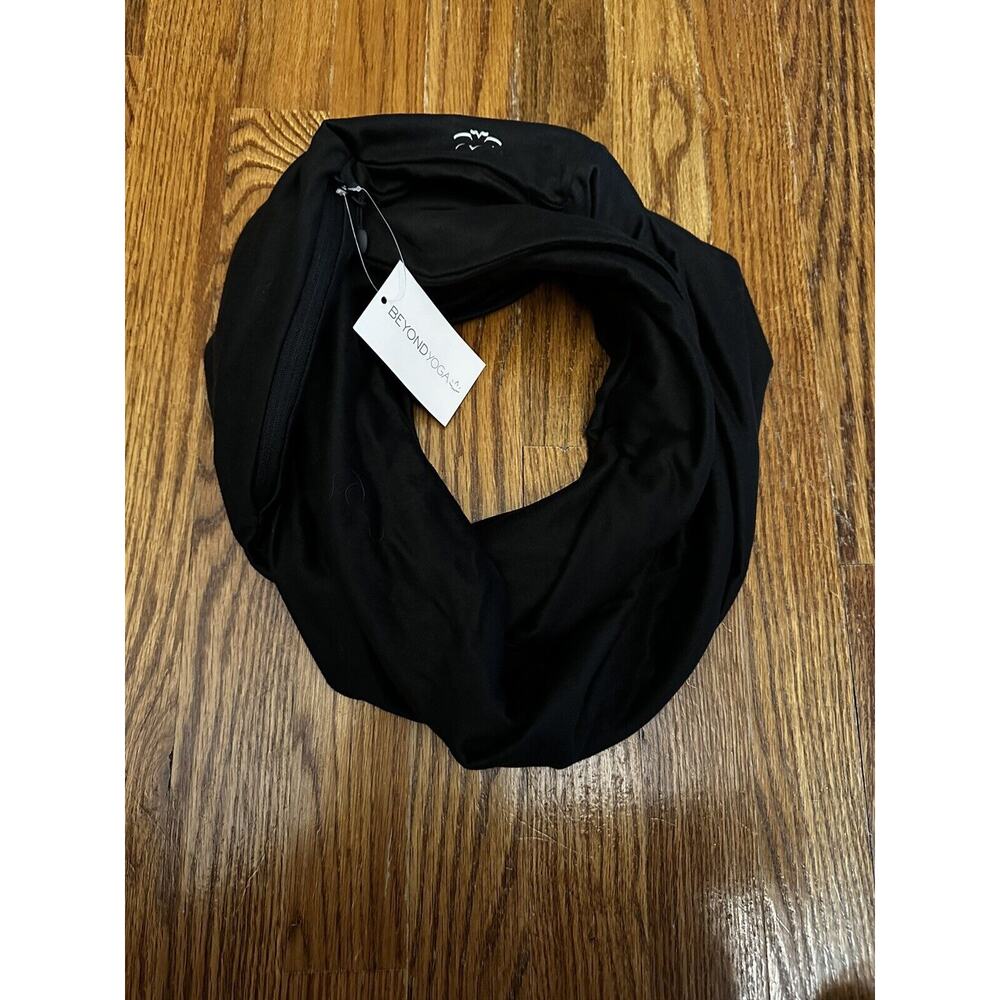 Beyond Yoga NWT Hidden Pocket Infinity Scarf Black One Size Stretchy Comfort
